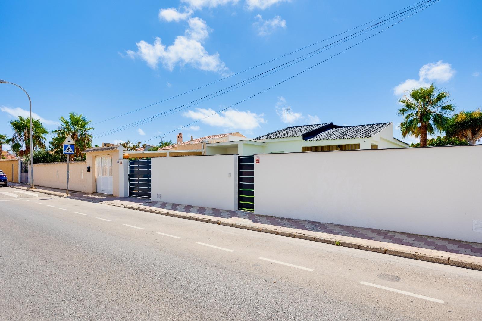 Villa in Torrevieja, Alicante, Spain 4 bedrooms, 93 sq.m. No. 131491