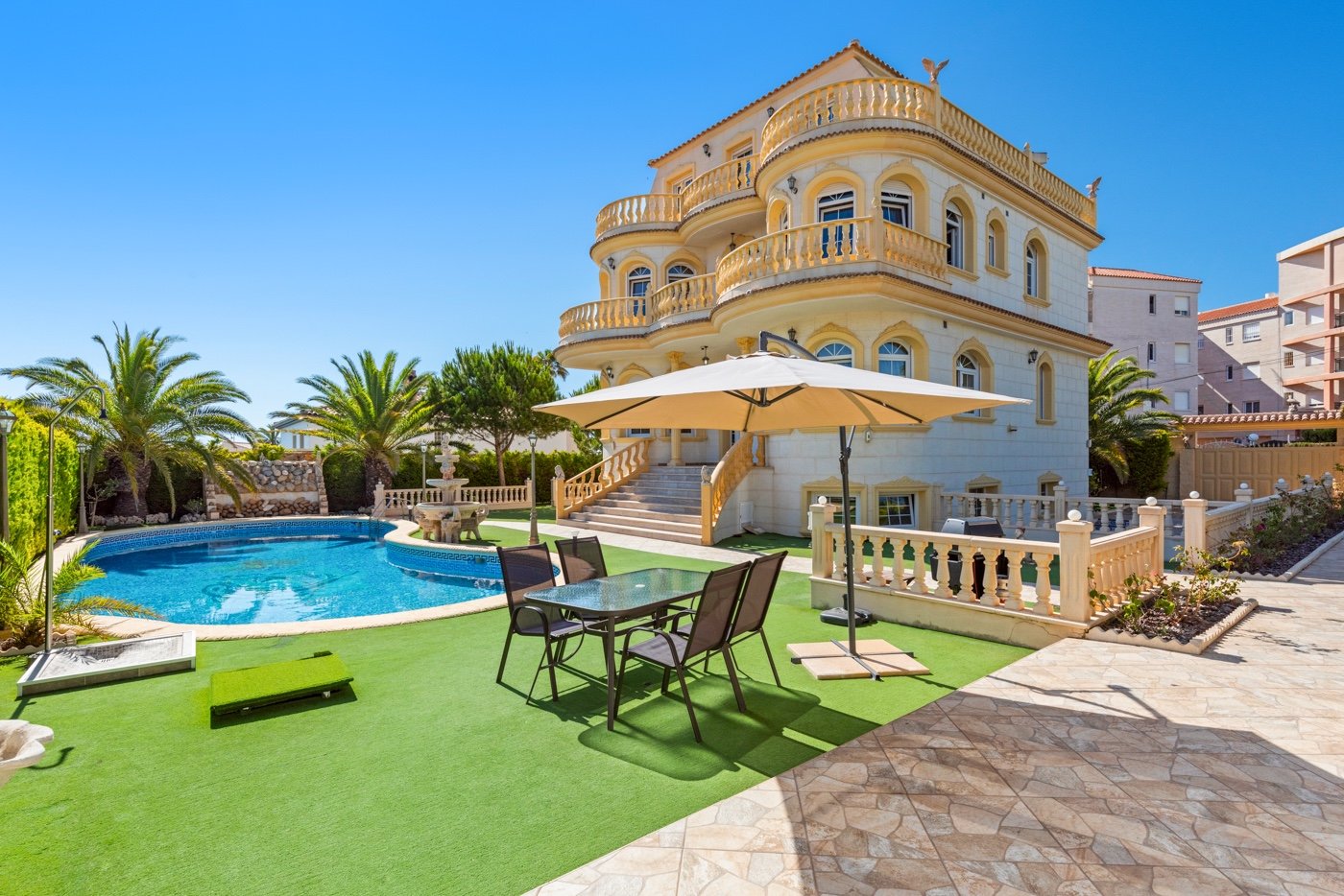 Villa i Playa Flamenca II, Alicante, Spanien 6 sovrum, 760 kvm. Nr. 125899
